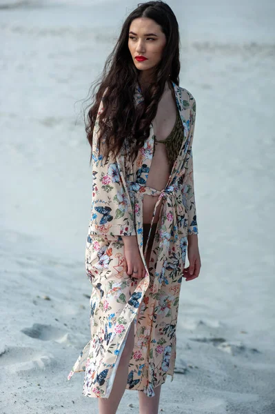 해변에서 드레스를 아름다운 아가씨 — 스톡 사진