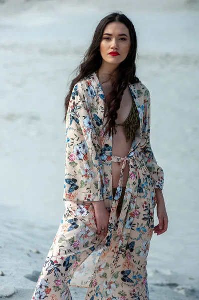 Krásná Mladá Žena Šatech Pláži — Stock fotografie