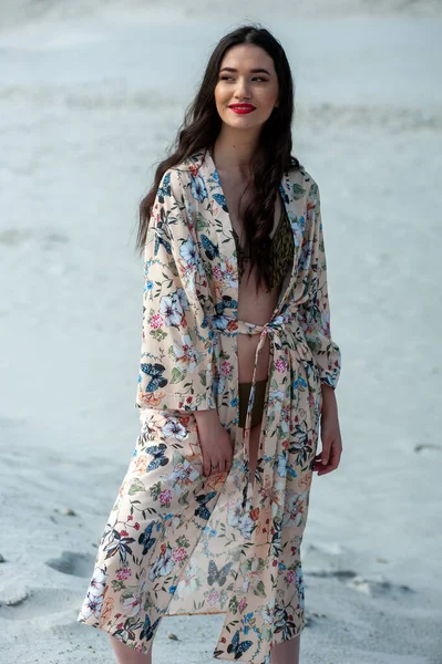 Hermosa Mujer Joven Vestido Blanco Playa —  Fotos de Stock