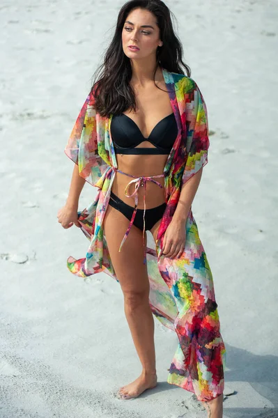 Красивая Молодая Женщина Бикини Позирует Пляже — стоковое фото
