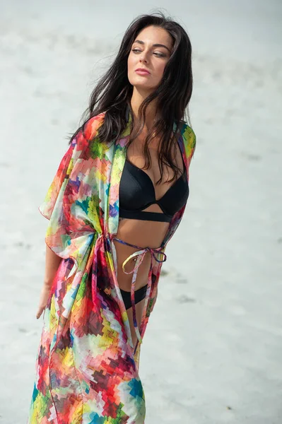 ビーチでポーズをとるビキニの美しい若い女性 — ストック写真