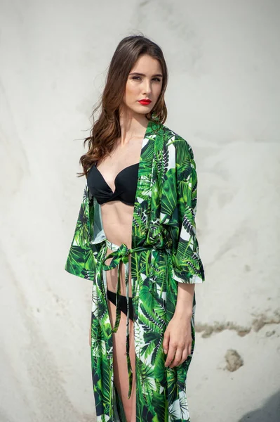 Bela Jovem Mulher Vestido Preto Posando Uma Praia — Fotografia de Stock
