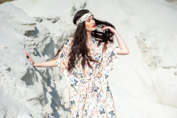 Красивая Молодая Женщина Белом Платье Шляпе Шарфом Пляже — стоковое фото