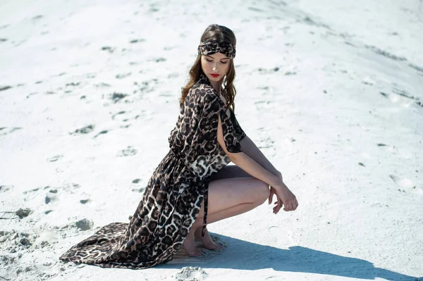 드레스를 베일을 해변에 아름다운 — 스톡 사진