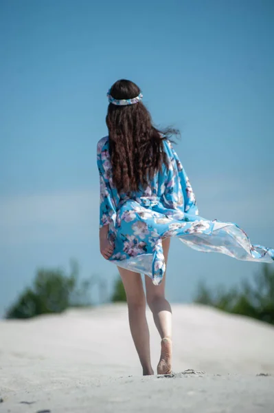 Молода Красива Жінка Білій Сукні Пляжі — стокове фото