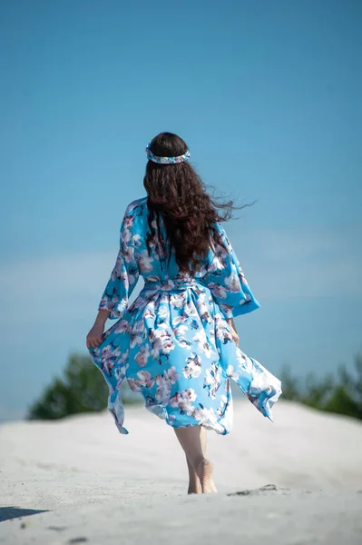 Красива Молода Жінка Білій Сукні Пляжі — стокове фото
