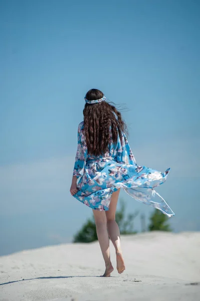 Красива Дівчина Білій Сукні Сумкою Пляжі — стокове фото