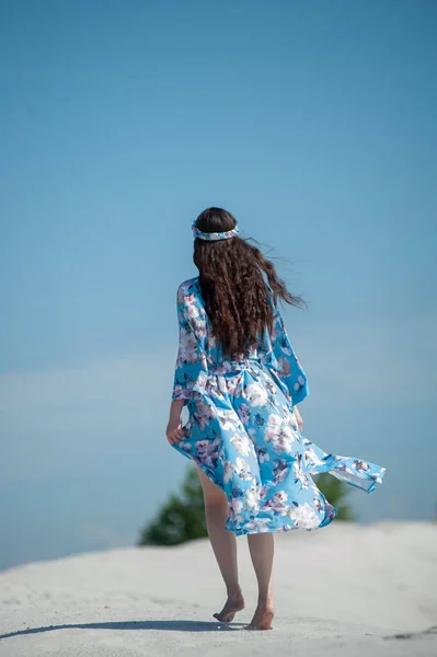 Красива Молода Жінка Білій Сукні Пляжі — стокове фото