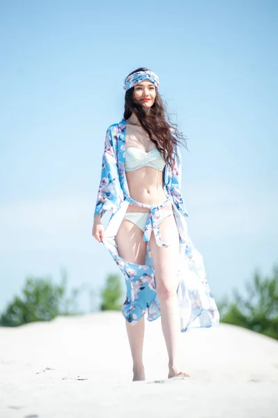 ビーチでポーズをとる白い水着を着た美しい若い女性 — ストック写真