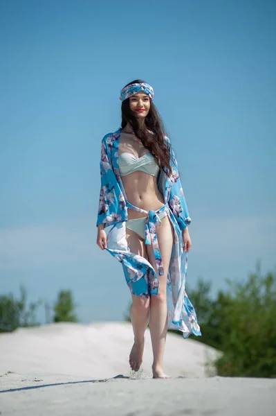 Красива Молода Жінка Купальнику Позує Пляжі — стокове фото