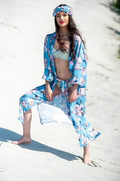 Schöne Junge Frau Badeanzug Und Sonnenbrille Posiert Strand — Stockfoto