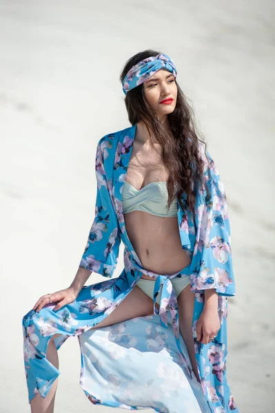 Красивая Молодая Женщина Белом Платье Пляже — стоковое фото