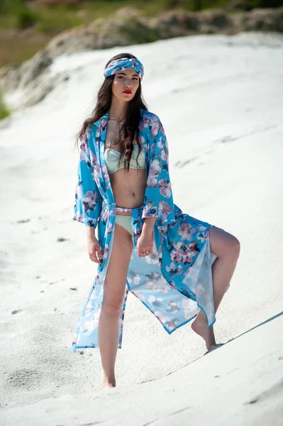 Beautiful Girl Swimsuit Sunglasses Posing Beach — Stok fotoğraf