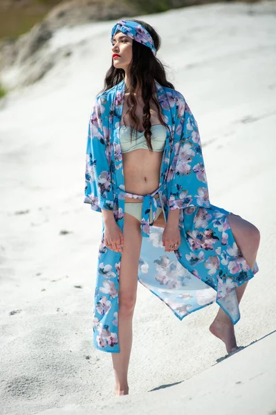 Beautiful Young Woman Swimsuit Sunglasses Posing Beach — Stok fotoğraf