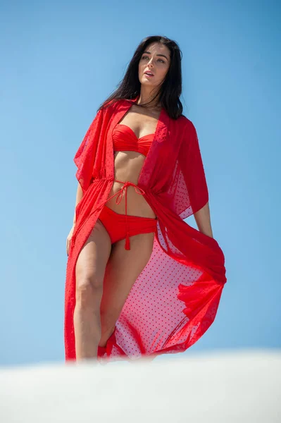ビーチでポーズをとっている赤いランジェリー姿の美しい若い女性 — ストック写真