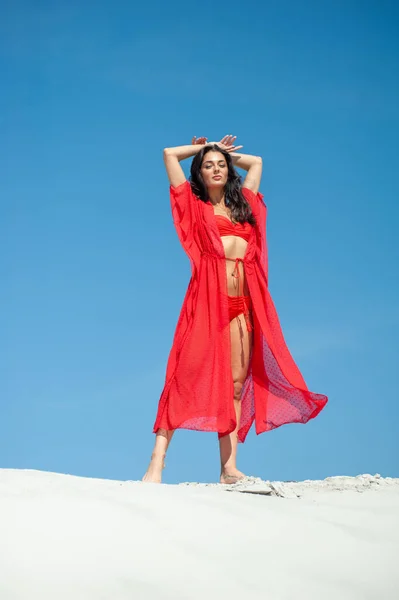 Kumsalda Kırmızı Elbiseli Güzel Bir Kadın — Stok fotoğraf