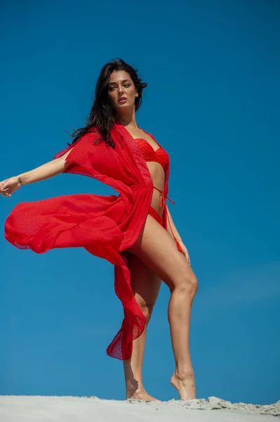 Kumsalda Poz Veren Kırmızı Elbiseli Güzel Bir Kadın — Stok fotoğraf