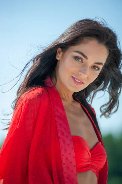 Красива Молода Жінка Червоній Сукні Позує Пляжі — стокове фото