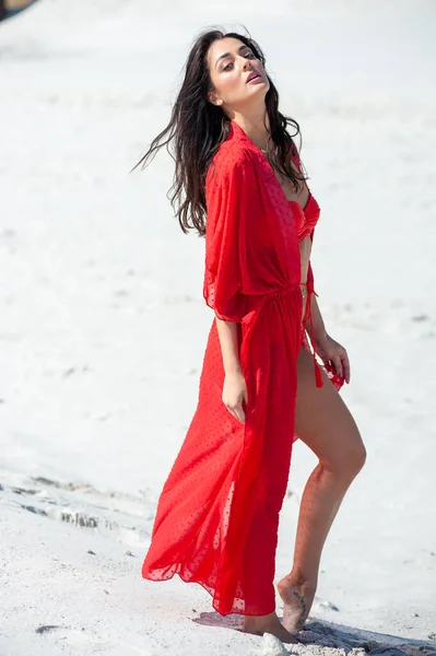 Schöne Junge Frau Rotem Kleid Posiert Strand — Stockfoto