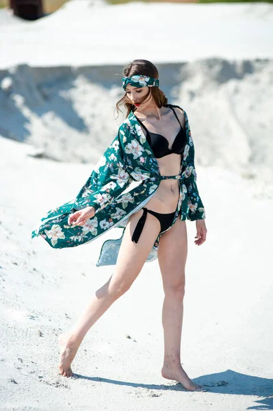 Красива Молода Жінка Купальнику Сонцезахисних Окулярах Позує Пляжі — стокове фото