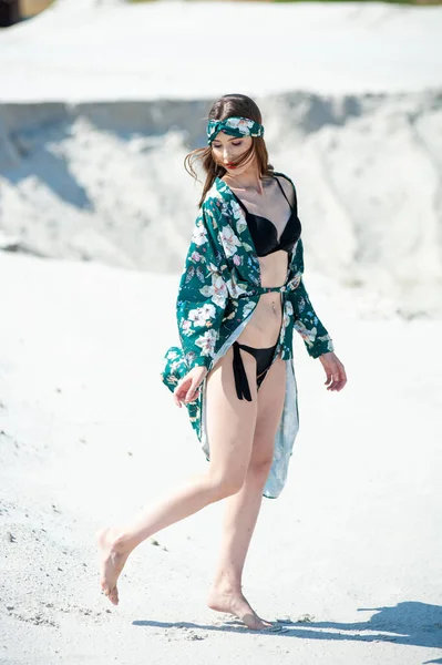 Junge Frau Badeanzug Strand — Stockfoto