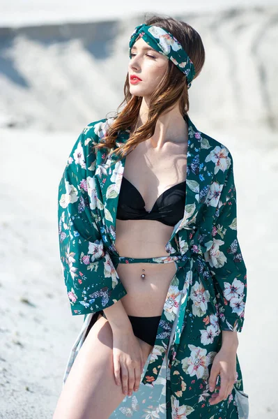 Wanita Muda Yang Cantik Dengan Pakaian Renang Berpose Pantai — Stok Foto