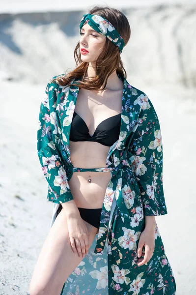 Beautiful Young Woman Swimsuit Sunglasses Posing Beach — Stok Foto