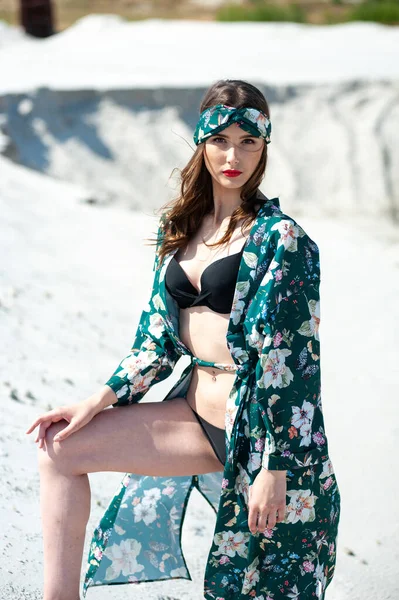 Mayolu Güzel Bir Kadın Kumsalda Beyaz Bir Bikini — Stok fotoğraf