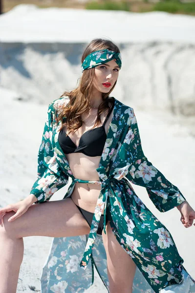 ビーチでポーズをとる水着姿の美しい若い女性 — ストック写真