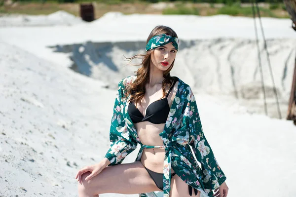 Mayolu Güneş Gözlüklü Güzel Bir Kadın Sahilde Poz Veriyor — Stok fotoğraf