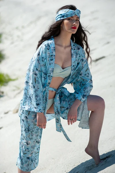 Beautiful Young Woman Swimsuit Sunglasses Posing Beach — ストック写真
