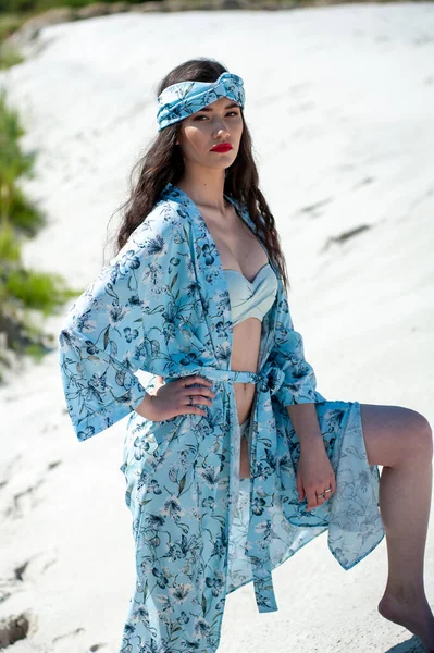 Beyaz Elbiseli Mavi Gömlekli Plajda Atkısı Olan Güzel Bir Kadın — Stok fotoğraf