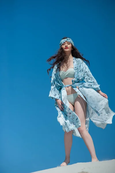 Schöne Junge Frau Weißem Kleid Posiert Auf Blauem Hintergrund — Stockfoto