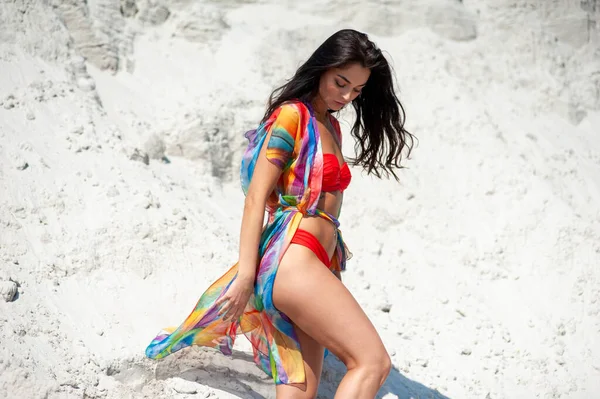 Vacker Ung Kvinna Bikini Poserar Stranden — Stockfoto
