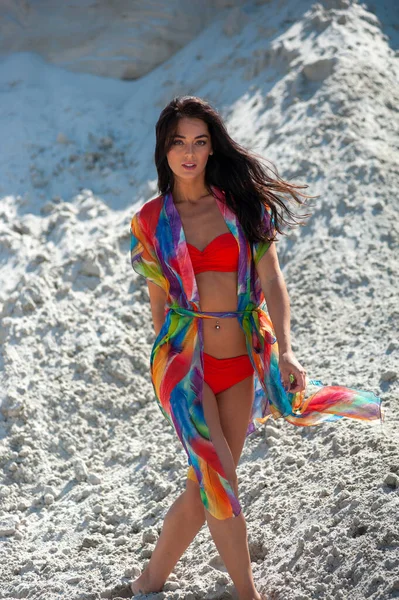 ビーチでビキニを着た美しい若い女性 — ストック写真