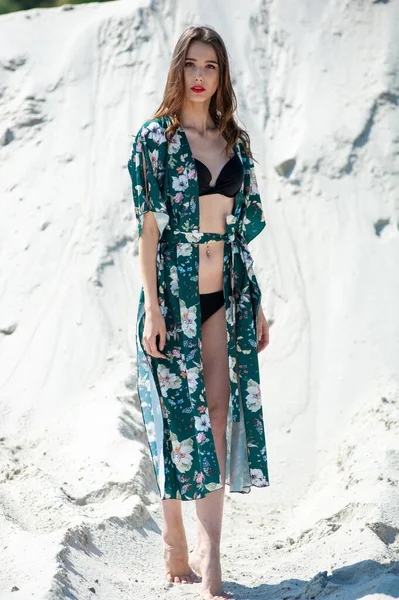 Bella Giovane Donna Costume Bagno Posa Sulla Spiaggia — Foto Stock