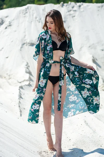 Schöne Junge Frau Badeanzug Posiert Strand — Stockfoto