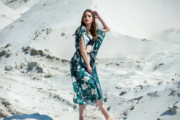 드레스를 해변에 재킷을 아름다운 — 스톡 사진