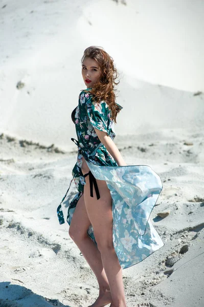 Красива Дівчина Купальнику Позує Пляжі — стокове фото