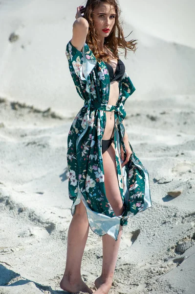 Kumsalda Mayo Giymiş Güzel Genç Bir Kadın — Stok fotoğraf