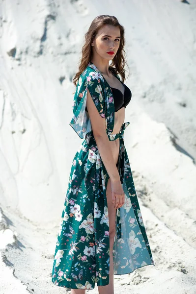 해변에 포즈를 취하는 드레스를 아름다운 아가씨 — 스톡 사진
