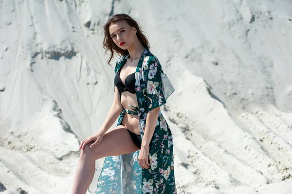 Красивая Молодая Женщина Купальнике Позирует Пляже — стоковое фото