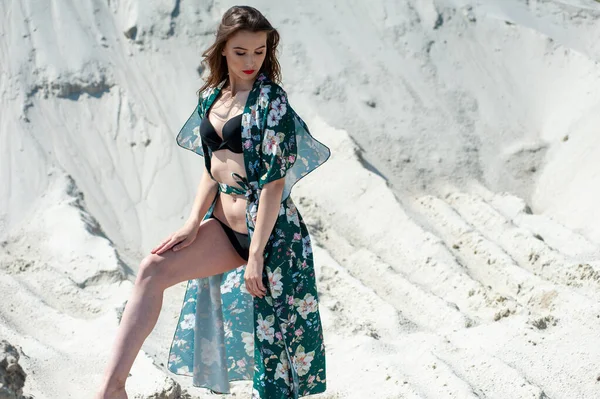 Красивая Молодая Женщина Бикини Позирует Пляже — стоковое фото