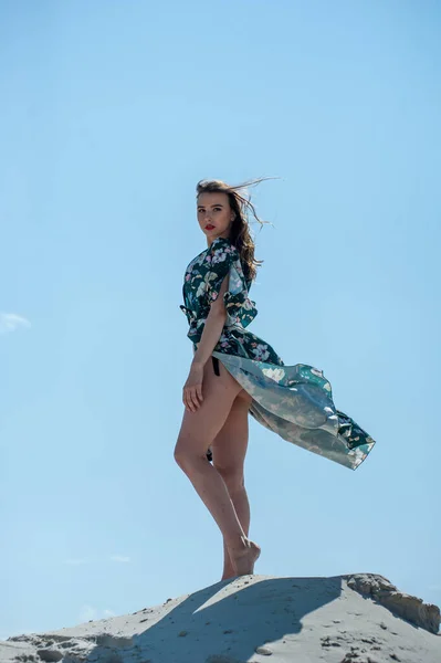 Schöne Junge Frau Posiert Strand — Stockfoto