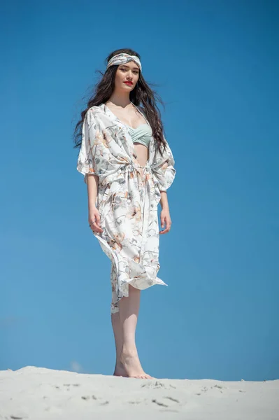 Schöne Junge Frau Weißen Kleid Posiert Strand — Stockfoto