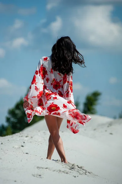 Όμορφη Νεαρή Γυναίκα Ένα Κόκκινο Φόρεμα Στην Παραλία — Φωτογραφία Αρχείου
