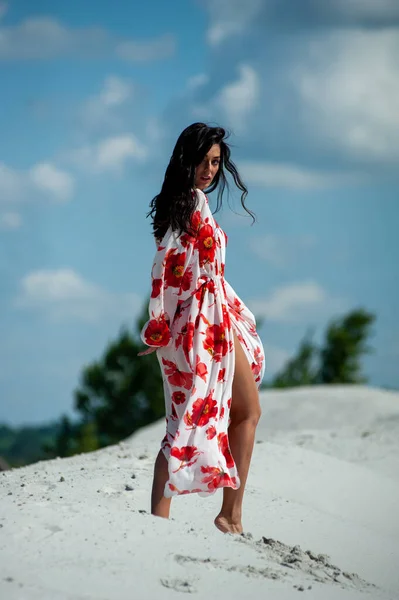 Schöne Junge Frau Einem Roten Kleid Posiert Strand — Stockfoto