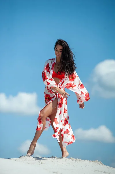 Bela Jovem Mulher Vestido Vermelho Praia — Fotografia de Stock