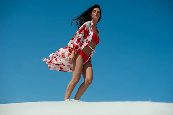 Красивая Молодая Женщина Красном Платье Позирует Пляже — стоковое фото