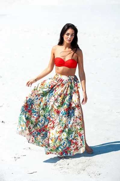 ビーチでバッグを持ったドレスを着た美しい若い女性 — ストック写真